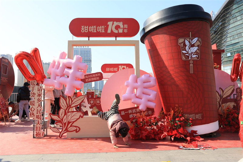 甜啦啦蚌埠南站“紅運”快閃，踐行公益點亮春運旅途